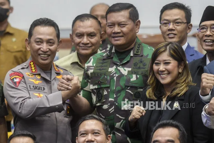 Kepala Staf TNI Angkatan Laut (KSAL) Laksamana Yudo Margono bersalaman dengan Kapolri Jenderal Pol Listyo Sigit Prabowo dan Ketua Komisi I DPR Meutya Viada Hafid usai uji kelayakan dan kepatutan calon Panglima TNI di Kompleks Parlemen, Senayan, Jakarta.
