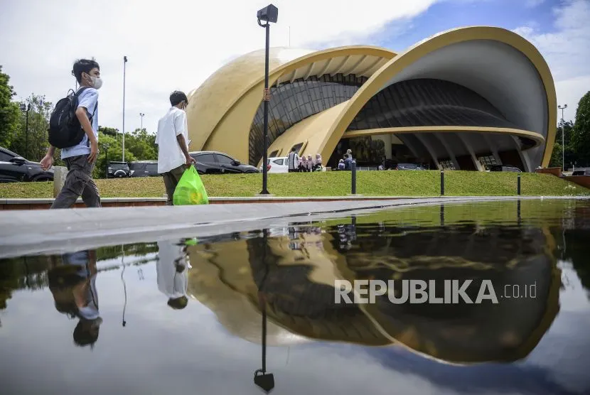 Taman Mini Indonesia Indah atau TMII menjadi salah satu opsi warga Jakarta dan sekitarnya untuk berlibur di Hari Natal dan Tahun Baru 2023.