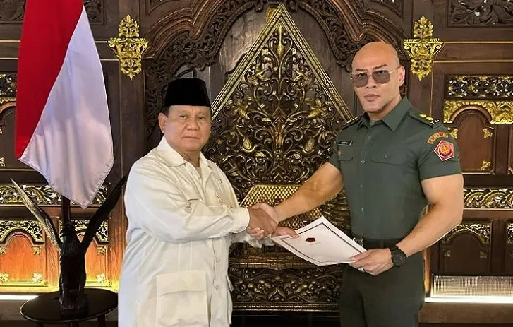 Deddy Corbuzier mendapatkan gelar Letkol Tituler dari Menteri Pertahanan, Prabowo Subianto.