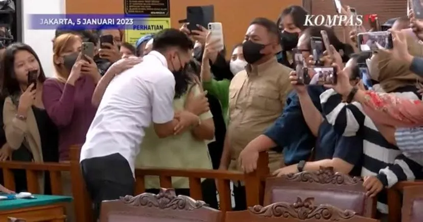 Momen Haru Richard Eliezer Memeluk Kedua Orang Tuanya Usai Persidangan: Kami Tak Berharap Lebih 