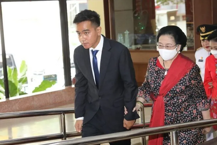 Wali Kota Solo Gibran Rakabuming Raka (kiri) digandeng Ketua Umum PDIP Megawati Soekarno Putri.