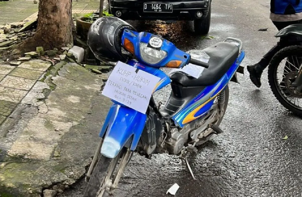 Motor yang diduga milik pelaku peledakan bom di Polsek Astana Anyar, Bandung, Jawa Barat, yang beredar di Twitter