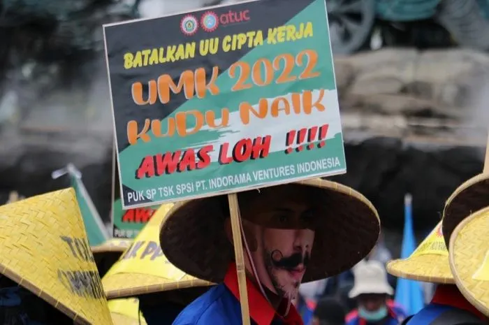 Sejumlah buruh mendengarkan pembacaan putusan uji materi UU Cipta Kerja oleh hakim Mahkamah Konstitusi, Jakarta, Kamis, 25 November 2021.