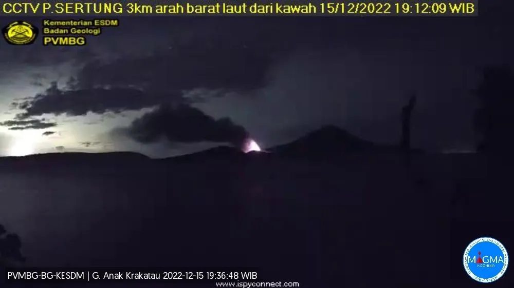 Gunung Anak Krakatau Erupsi Lagi Malam Ini, Tinggi Abu 100 Meter