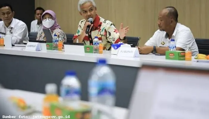 Gubernur Jawa Tengah, Ganjar Pranowo, resmi mengumumkan Upah Minimum Kabupaten/Kota (UMK) Jawa Tengah tahun 2023, di Pabrik PT HWI 2, Kabupaten Pati, pada Rabu, 7 Desember 2022.