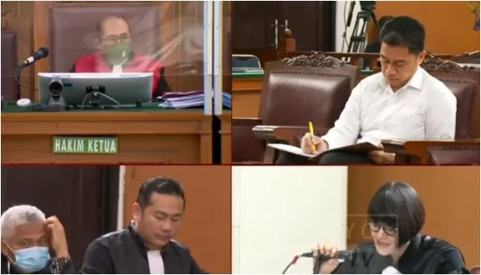 Usai pembacaan nota pembelaan Arif Rachman Arifin, kuasa hukumnya langsung memberikan catatan hingga sebuah amplop kepada Majelis Hakim.