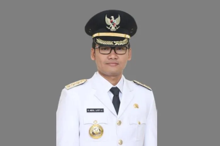 Bupati Bangkalan Abdul Latif terseret dugaan kasus suap lelang jabatan dan menggunakan uang suap untuk keperluan pribadinya.