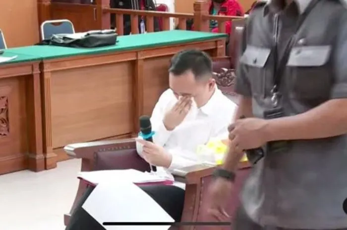 Ricky Rizal Menangis saat Pembacaan Pledoi, namun warganet justru komentar pedas