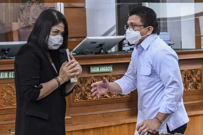 Putri Candrawathi dan Ferdy Sambo yang mendadak selalu romantis dalam persidangan