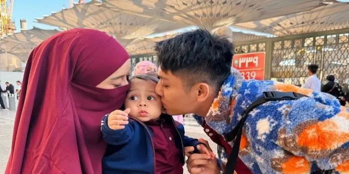Lesti Kejora bersama Rizky Billar dan baby L ketika menjalankan umroh