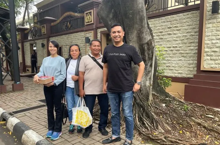 Ronny Talapessy Rayakan natal bersama keluarga Bharada E.