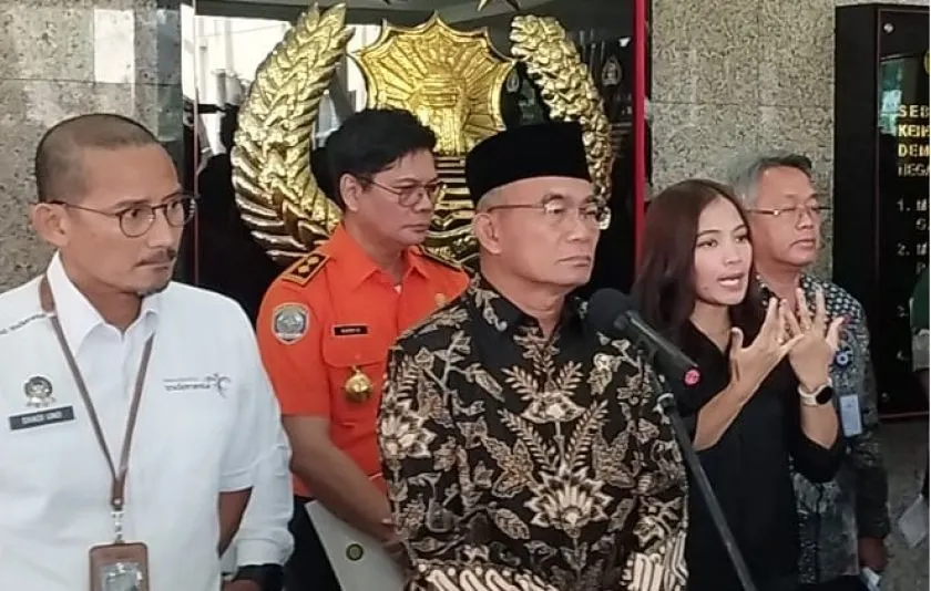 Menteri Koordinator Pembangunan Manusia dan Kebudayaan (Menko PMK), Muhadjir Effendy memastikan tanggal 26 Desember 2022 bukan libur cuti bersama.