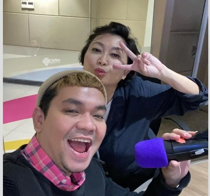 Potret Indra Bekti dan Indy Barends disela siaran radio.