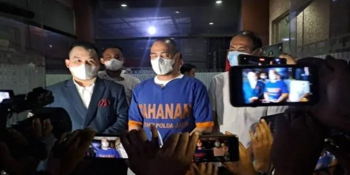 Sebelum Masuk Sel Ferry Irawan Sempat Meminta Maaf dan Membacakan Surat Cintanya Ke Venna Melinda, Begini Isi Suratnya...
