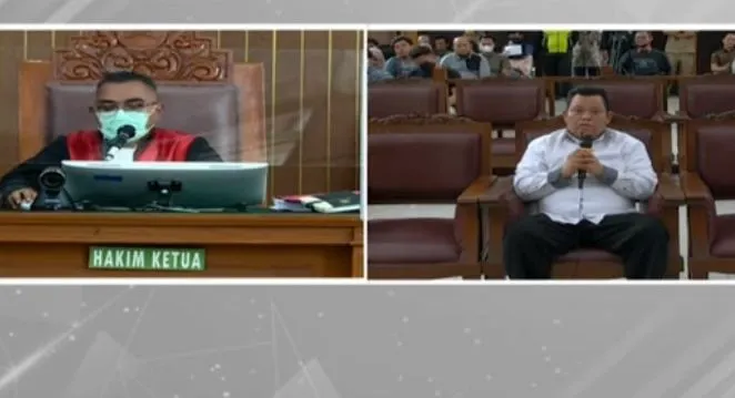Kuat Ma&rsquo;ruf menjadi satu-satunya terdakwa yang sering &quot;mencairkan&quot; suasana persidangan dengan dipenuhi gelak tawa hakim.