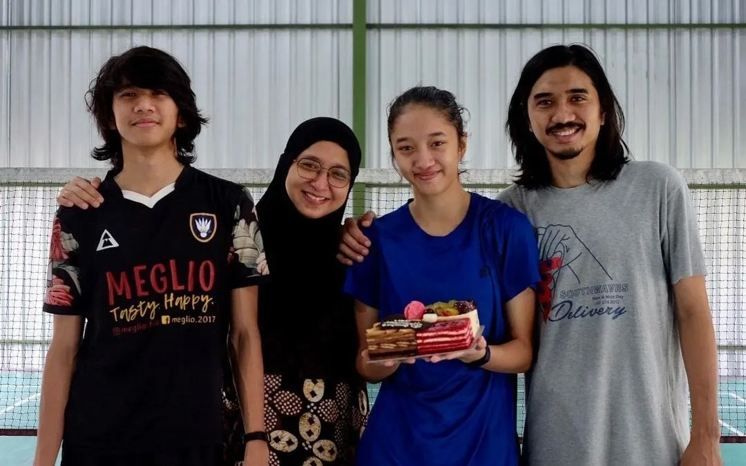 Duta Sheila On 7 bersama istri dan kedua putra-putrinya usai berlatih badminton.