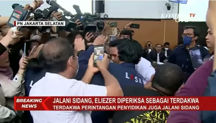 Momen Haru Richard Eliezer Bertemu Orang Tua, Peluk Sang Ibu di Ruang Sidang