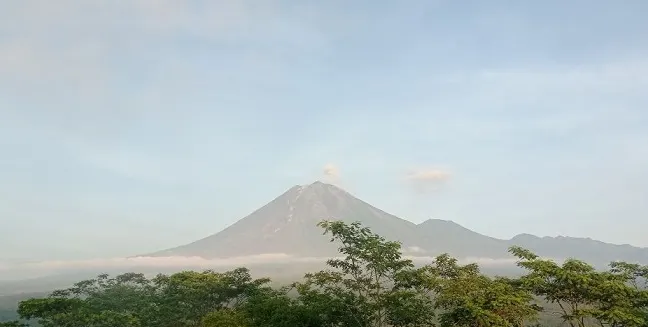Masih berstatus Awas (Level IV), PVMBG melaporkan erupsi Gunung Semeru yang terjadi pukul 05.21 WIB pagi ini, Kamis, 8 Desember 2022.