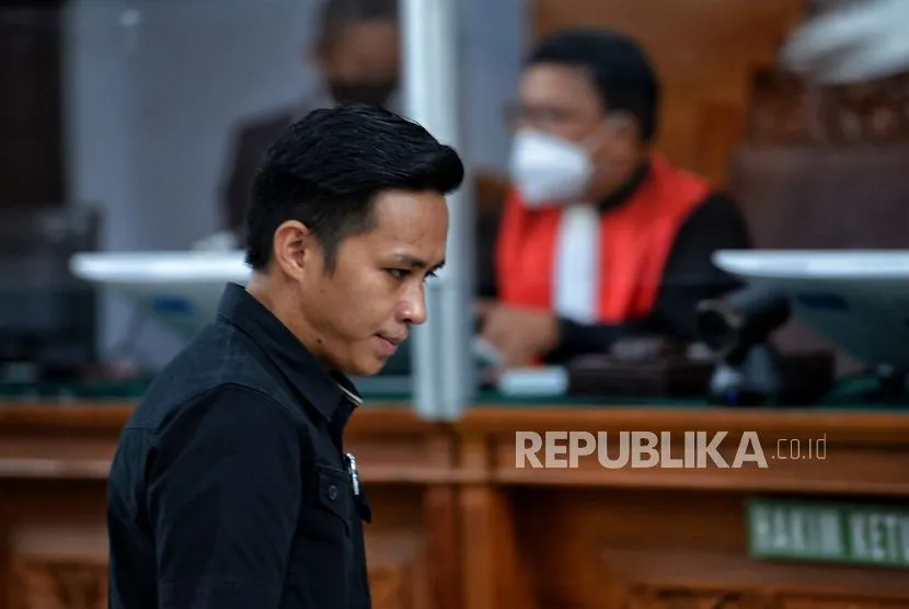 Terdakwa kasus pembunuhan terhadap Brigadir Nofriansyah Yosua Hutabarat alias Brigadir J, Richard Eliezer bersiap menjalani sidang pemeriksaan saksi di Pengadilan Negeri Jakarta Selatan, Jakarta, Selasa (25/10/2022).