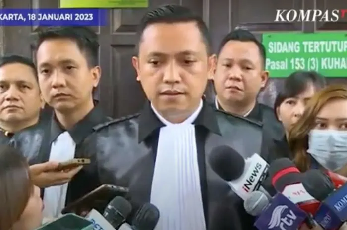 Ronny Talapessy ungkap kekecewaan saat Richard Eliezer dituntut 12 tahun penjara, sampai salahkan JPU karena tak lihat status ini.