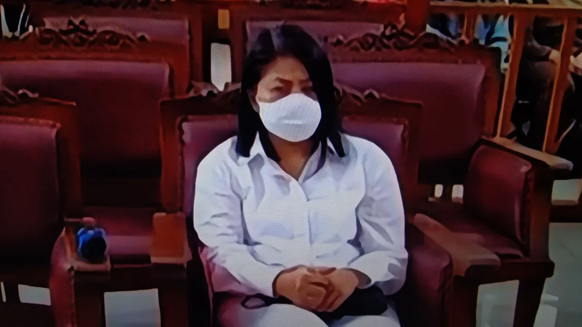 Putri Candrawathi dituntut 8 tahun penjara oleh JPU di sidang penuntutan di PN Jakarta Selatan, Rabu (18/1/2022). (Foto dari MetroTV oleh Willy Hangguman)