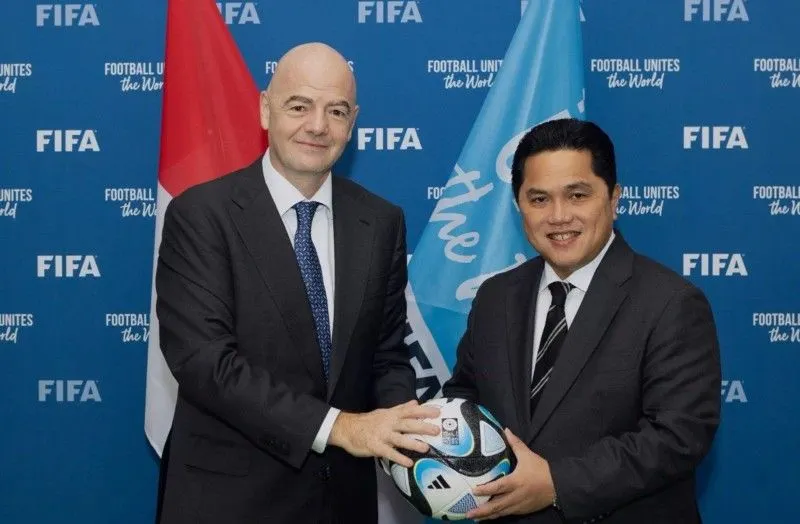 Presiden FIFA Gianni Infantika pno (kiri) bersama Ketua Umum PSSI Erick Thohir. Sanksi ringan buat PSSI membueluang Indonesia jadi tuan rumah Piala Dunia U17 2023. 