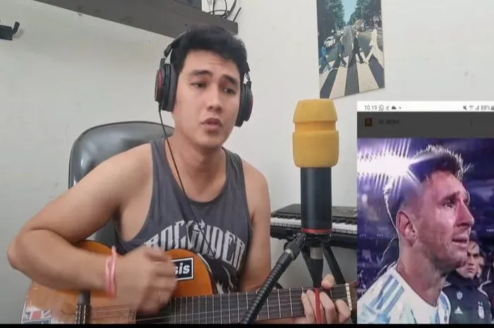 Aldi Taher saat membawakan lagu ciptaannya untuk Lionel Messi  