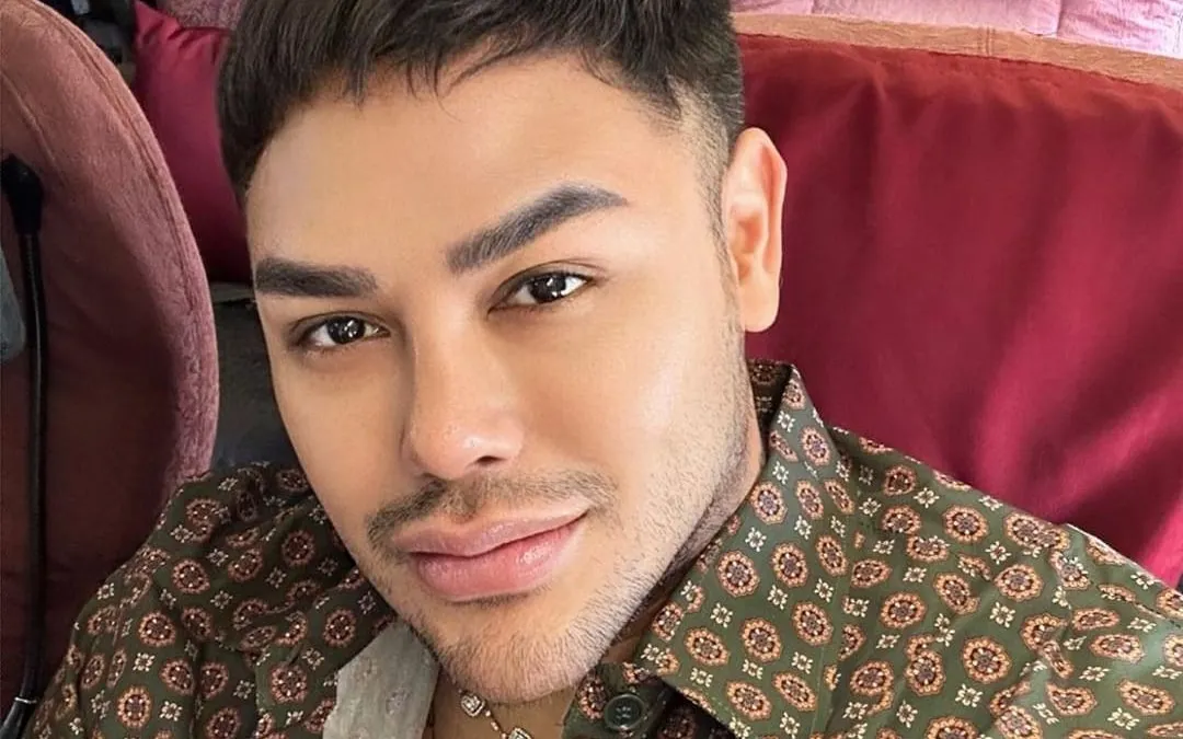 Heboh artis Ivan Gunawan dikabarkan meninggal dunia karena penyakit jantung yang dideritanya.
