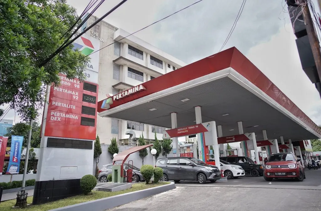 Pertamina mengumumkan adanya kenaikan harga BBM (Bahan Bakar Minyak) per bulan Februari 2023 di seluruh daerah di Indonesia.