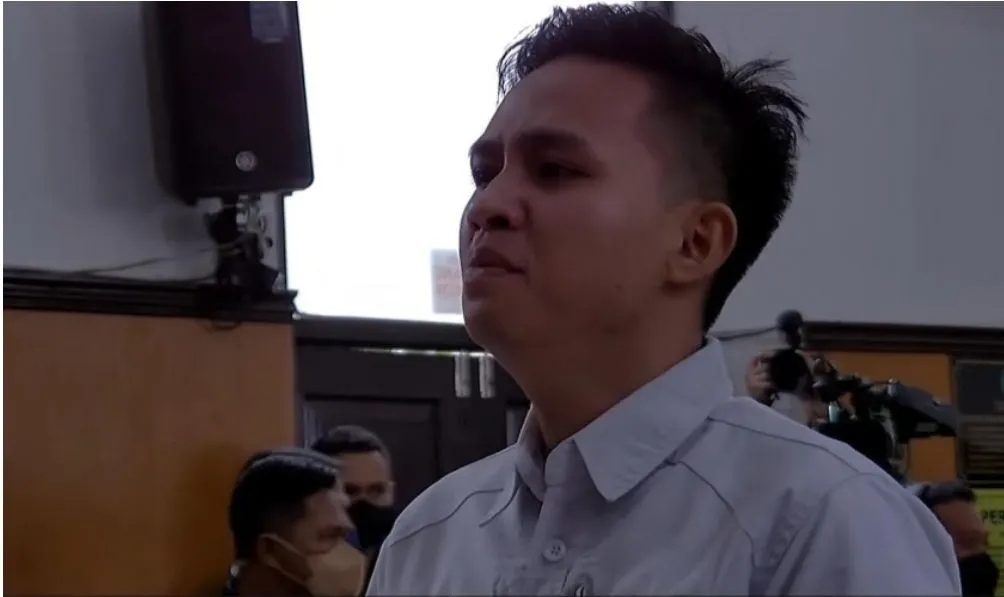 Terdakwa Richard Eliezer alias Bharada E di PN Jaksel usai mendengarkan vonis hukuman 1 tahun 6 bulan untuknya.