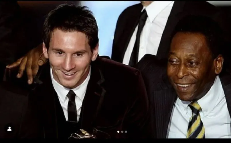 Pele (kanan) dan Lionel Messi. Pele meninggal dunia pada usia 82 tahun karena kanker usus, Jumat 30 Desember 2022, dini hari WIB.