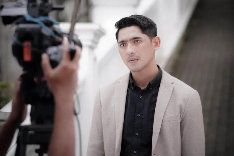 Rumur beredar, diduga terjadi cinta lokasi alias cinlok antara Arya Saloka dan Amanda Manopo setelah sama-sama bermain di sinetron Ikatan Cinta.