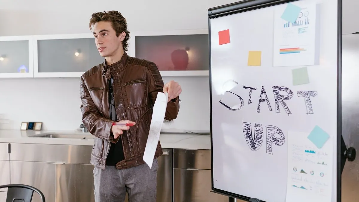 Penting bagi kamu untuk mengeksplorasi beberapa langkah penting untuk mengembangkan mindset bisnis yang kuat dan jadi pengusaha sukses yang berpengaruh.
