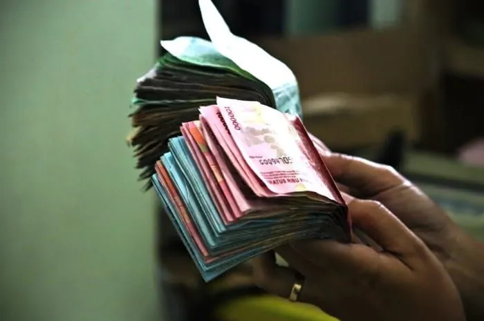 Ilustrasi uang rupiah | Bagi masyarakat yang saat ini sedang mencari rekomendasi pinjol, ada baiknya pilih yang sudah mendapatkan izin OJK.