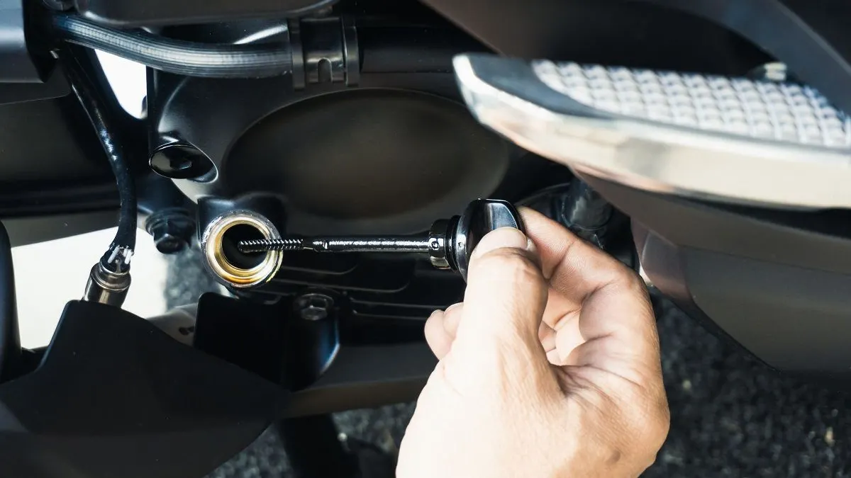 Oli gardan motor matic memainkan peran penting dalam menjaga performa dan keawetan transmisi kendaraan Anda. Jangan sampai tidak tahu ya.