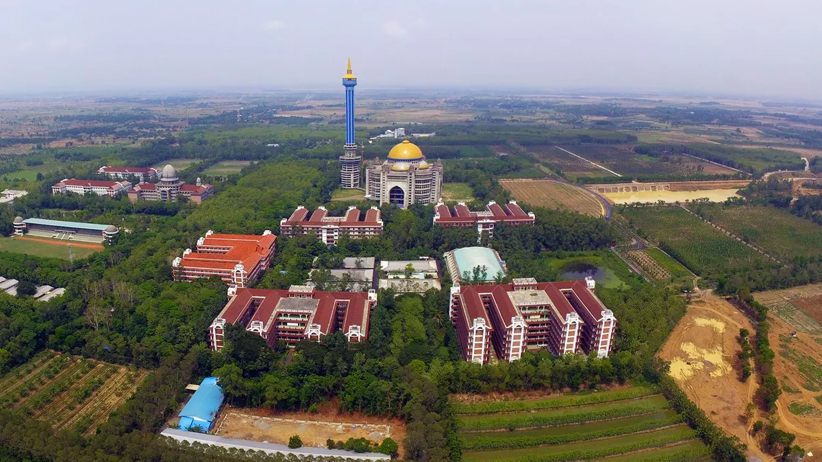 Unjuk rasa Pondok Pesantren Al Zaytun kembali terjadi. Sebanyak 1.200 personel kepolisian harus diterjunkan untuk mengamankan aksi tersebut.