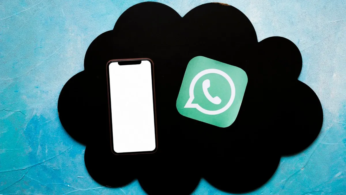 Ilustrasi sadap WhatsApp pakai nomor telepon.