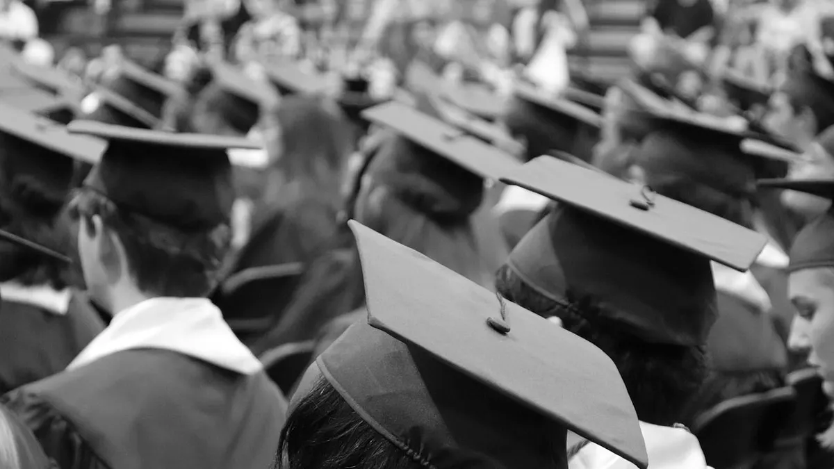 Illustrasi. Lulus Wisuda 