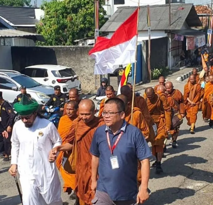 Bikin Sejuk, Beredar Potret Viral Toleransi Agama Biksu Bersama Ulama