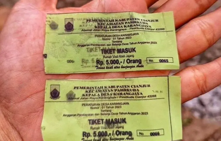 Beredar foto tiket masuk area wisata di sekitar rumah Abah Jajang di mana terdapat Curug Citambur yang belakangan viral di media sosial.