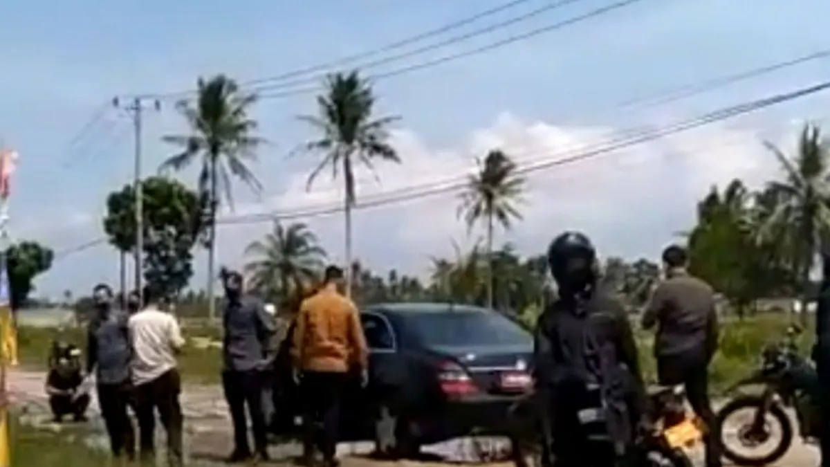 Mobil Presiden Jokowi yang Tersangkut di Jalanan Lampung