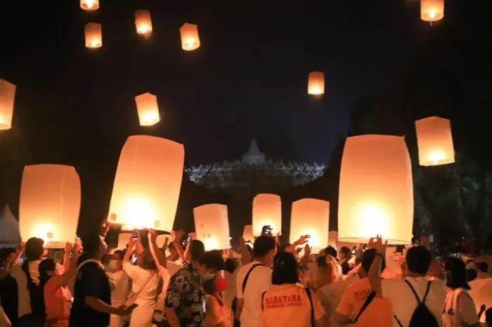 Event 1000 Lampion Saat Hari Raya Waisak di Candi Borobudur, Magelang