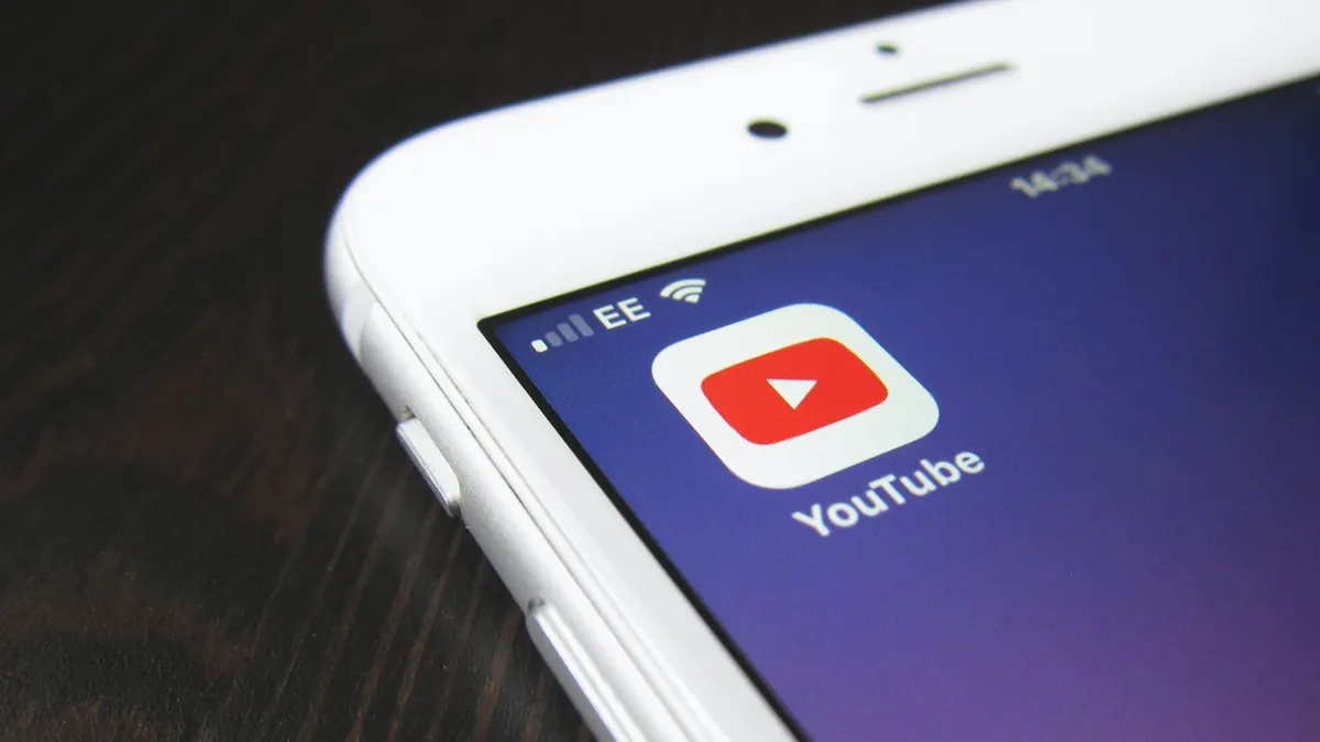 Ilustrasi cara untuk menghasilkan uang dari konten YouTube adalah dengan memanfaatkan program Google AdSense dengan bantuan ChatGPT.