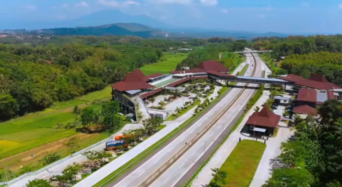 Rest area Pendopo Km 456 Salatiga yang bisa dijumpai di sepanjang tol Semarang-Solo, diklaim termegah dan terindah di seluruh Indonesia.