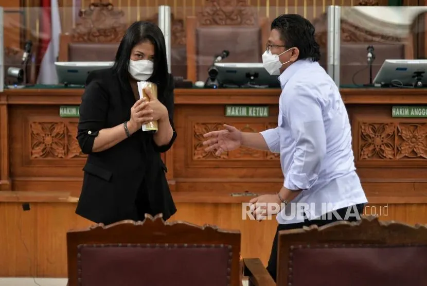 Terdakwa Ferdy Sambo (kanan) dan Putri Candrawathi (kiri) bersiap menjalani sidang lanjutan di Pengadilan Negeri Jakarta Selatan, Jakarta, Selasa (3/1/2023).