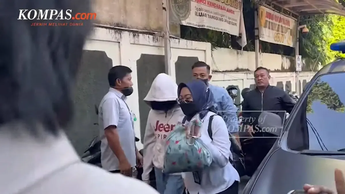AG Gunakan Hoodie Putih