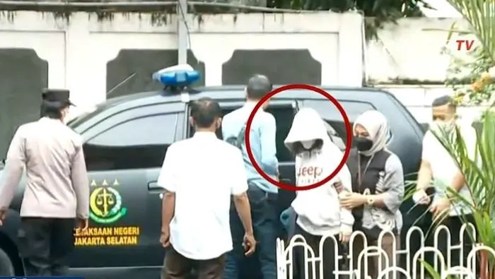 Penampakan AG dikawal Ketat Petugas Kepolisian