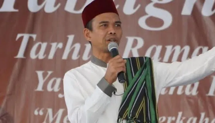Ustaz Abdul Somad menjawab pertanyaan selama bulan suci Ramadan apakah puasa sah jika seseorang minum seteguk air setelah adzan Subuh.