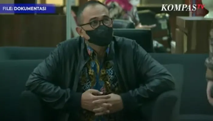 Kasus korupsi yang dilakukan mantan pejabat Ditjen Pajak, Rafael Alun Trisambodo semakin terkuak. Kini ada artis inisial R yang terseret.