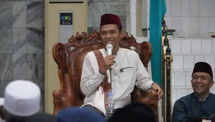 Pendakwah Ustaz Abdul Somad pernah menjelaskan hukum bagi seseorang yang melakukan hubungan suami istri di malam hari di bulan Ramadan dan mandi wajibnya setelah adzan Subuh.